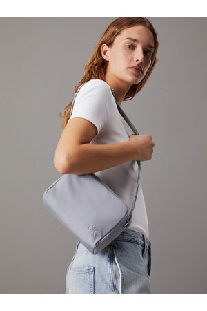 CARTERA ULTRALIGERA CON DOBLE CIERRE